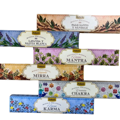 Caixas de incenso Tulasi com design floral em cores variadas e nomes das fragrâncias