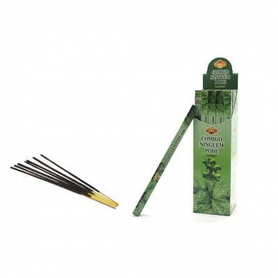 Conjunto de incensos verdes com embalagem e varetas pretas.