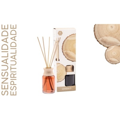 Difusor de ambiente com frasco de vidro âmbar e tampa de madeira, com paus difusores e embalagem com design de madeira e texto em português.