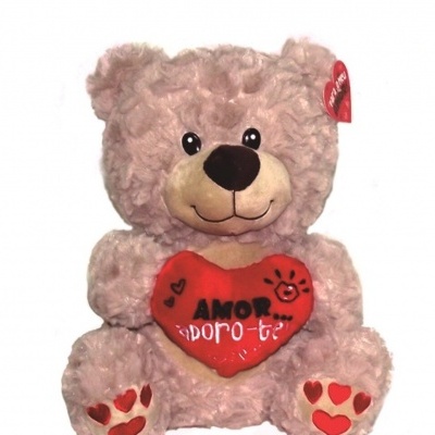 Urso de peluche cor de rosa segurando coração vermelho com texto 'AMOR adoro-te'.