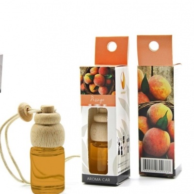 frasco de aroma para carro com tampa de madeira e embalagem com imagens de pêssegos