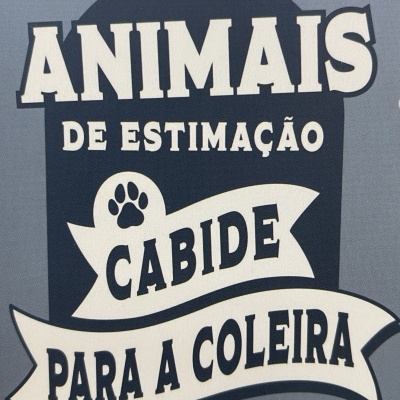 Produto têxtil cinzento com texto em preto e branco sobre animais de estimação e cabide para coleira