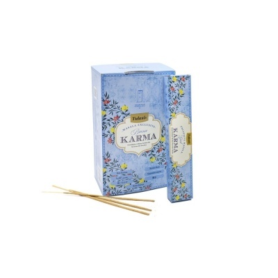 Embalagem azul com flores e palitos de incenso