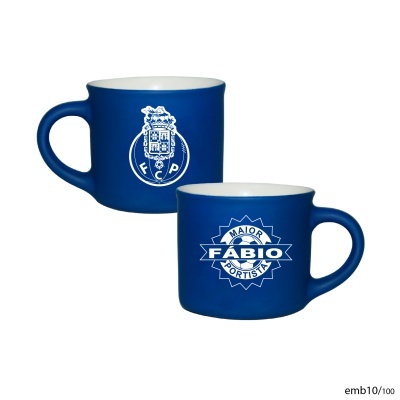 caneca azul com interior branco e logotipos do FCP em branco