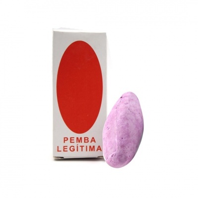 Caixa branca com oval vermelho e texto 'PEMBA LEGÍTIMA' junto a uma pedra roxa clara