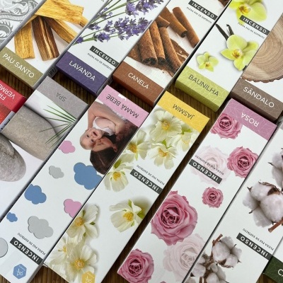 Caixas coloridas de incenso com imagens de plantas, flores e especiarias