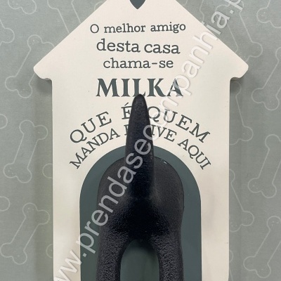 Placa decorativa em forma de casa com texto e cauda de cão em relevo
