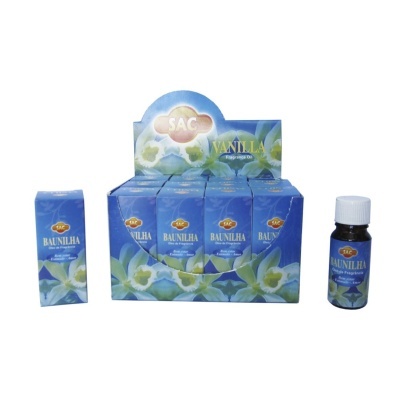 Frascos pequenos de essência de baunilha em caixas azuis com flores e texto SAC VANILLA BAUNILHA