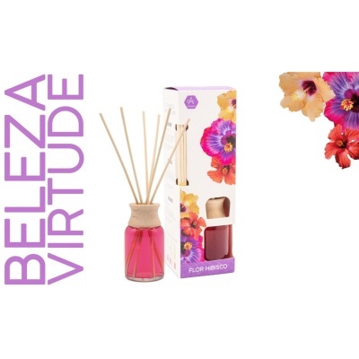 Vara difusora de fragrância rosa com embalagem floral e texto FLOR HIBISCO