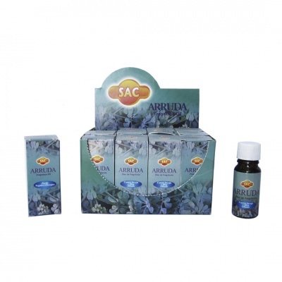 Caixas e frasco de óleo de Bugre Arruda em embalagem azul com padrão floral