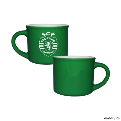 Duas chávenas verdes com logótipo do SCP e interior branco