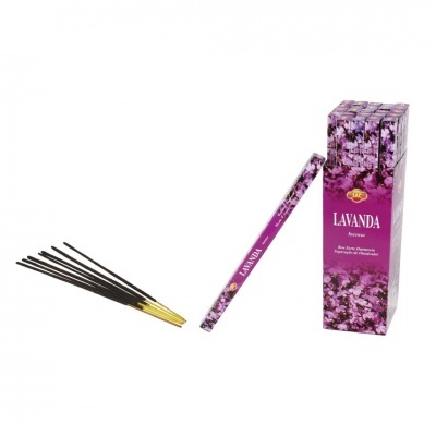 Paus de incenso de lavanda com embalagem roxa decorada com flores lilases e caixa correspondente