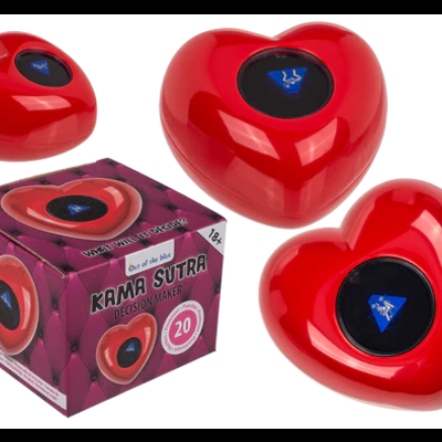 Produto KAMA SUTRA DECISION MAKER em forma de coração vermelho brilhante com parte central preta e triângulo azul, ao lado da embalagem roxa e vermelha