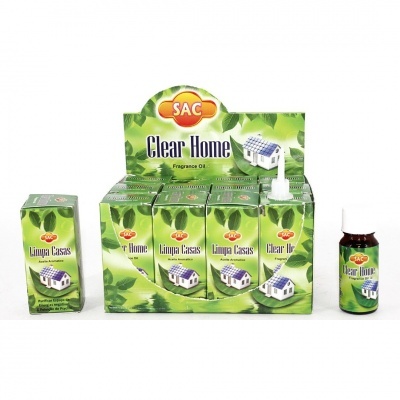 Óleo aromático Clear Home e Limpa Casas da SAC em exposição verde com folhas.