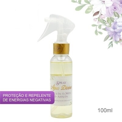 Frasco de spray transparente com líquido amarelo claro e etiqueta branca em fundo branco com flores decorativas.