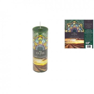 Vela verde cilíndrica decorada com etiqueta preta e imagem de caminho ao pôr do sol