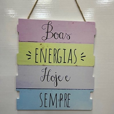 Placa decorativa de madeira colorida com texto Boas Energias Hoje e Sempre
