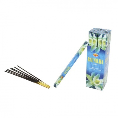 Incenso em pau aroma baunilha com embalagem azul e flores brancas