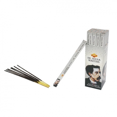 Caixa branca de incenso Dr. Sousa Martins com imagem de homem e lenços pretos à frente