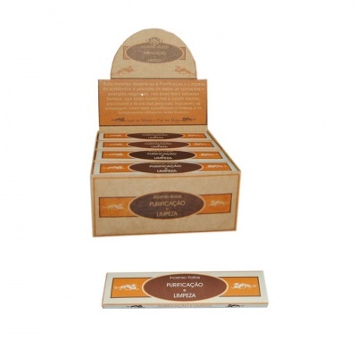 Caixa e varetas de incenso com rótulo 'PURIFICAÇÃO LIMPEZA'