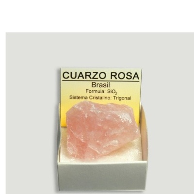Cristal rosa em bruto numa caixa branca com cartão amarelo com texto