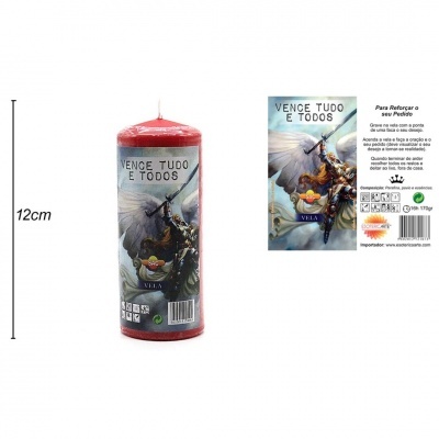 Vela vermelha cilindrica com etiqueta ilustrada e texto