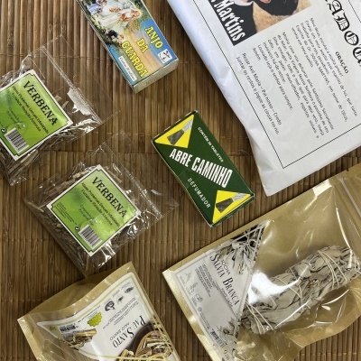 Vários pacotes de ervas, pasta e caixas coloridas sobre superfície de bambu