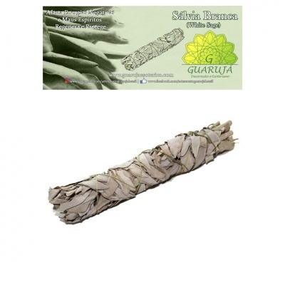 Feixe de sálvia branca seca amarrada e etiqueta da marca Guaruja