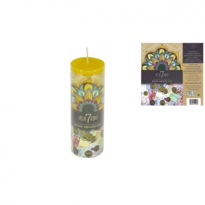 Vela amarela cilíndrica decorativa com rótulo e embalagem com texto e padrões florais