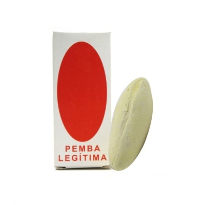 Caixa branca com oval vermelho e texto 'PEMBA LEGÍTIMA' ao lado de pedra bege oval