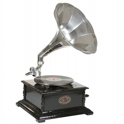 Gramofone clássico com base de madeira preta e funil metálico prateado