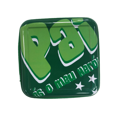 Caixa metálica verde com texto 'Pai és o meu Herói' e estrelas brancas