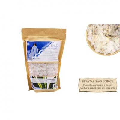 Pacote de sal marinho com rótulo azul e branco e cristais de sal ao lado