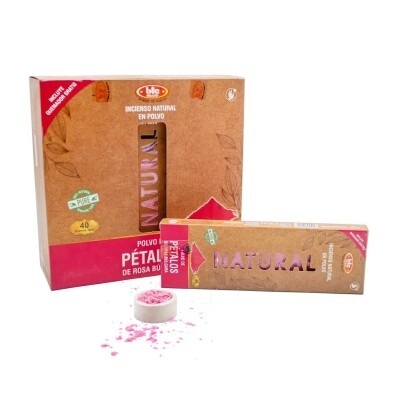 Pacote de incenso natural em pó com rótulos castanhos e vermelhos e pó rosa espalhado