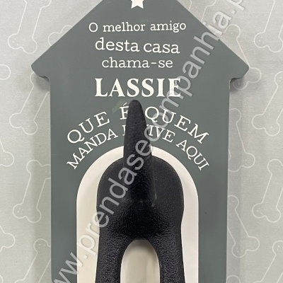 Placa decorativa de casa cinza com texto branco e gancho cauda de cão preta