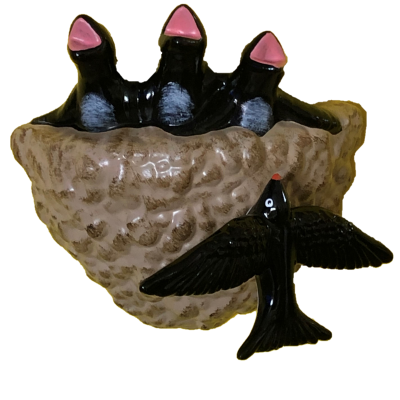 Escultura de ninho com três filhotes e uma mãe pássaro