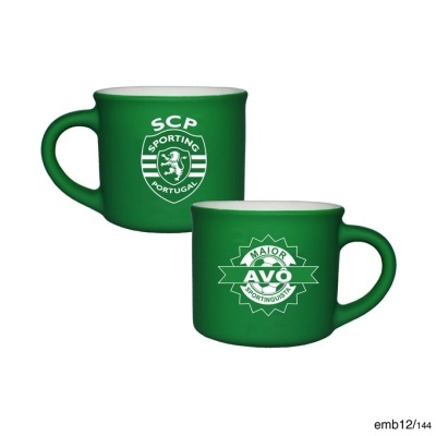 Duas canecas verdes com logos do Sporting Portugal