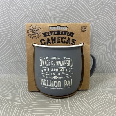 Caneca cinzenta com mensagem para pai e suporte de cartão castanho