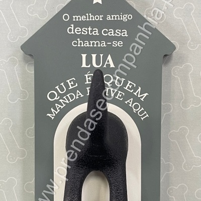 Plaqueta decorativa em forma de casota com suporte em ferro fundido de traseira de cão