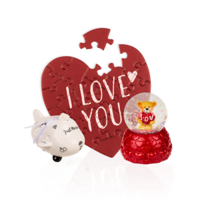 Puzzle coração vermelho com texto, bola de neve com urso e mealheiro branco Just Married