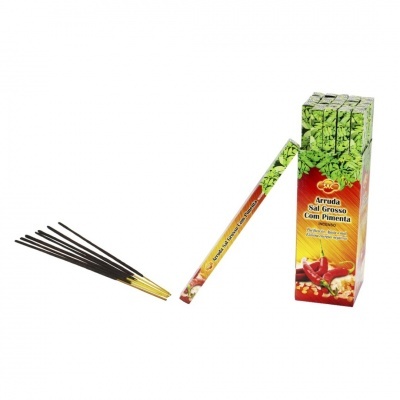 Incensos Arruda Sal Grosso Com Pimenta, embalagem com folhas verdes e pimentas, pauzinhos pretos