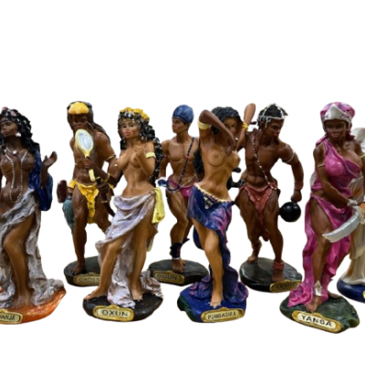 Conjunto de nove estátuas coloridas de figuras humanas com base e etiquetas nomeadas em fundo branco