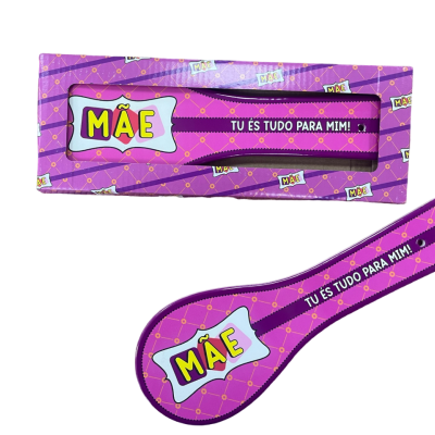 Espátula roxa com texto para mãe, dentro de embalagem correspondente