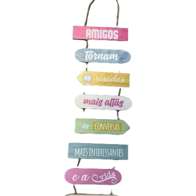 Decoração de parede em madeira colorida com texto em português sobre amizade