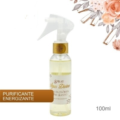 Spray plástico transparente com líquido amarelo e rótulo branco e dourado, 100ml, fundo branco e flores decorativas
