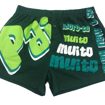 Calções de banho verdes com textos estampados coloridos
