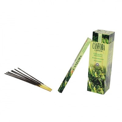 Incensos Canfora com embalagem verde e varas de incenso ao lado