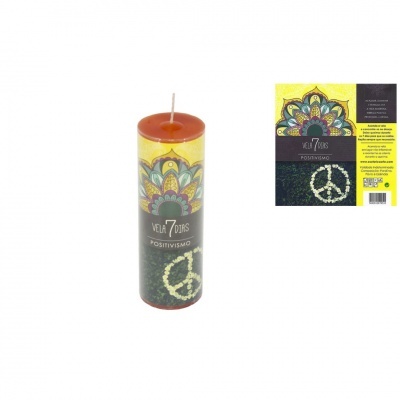 Vela cilíndrica decorativa amarela, vermelha e verde com símbolo da paz