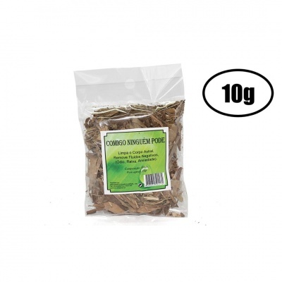 Pacote transparente com folhas secas e etiqueta verde COMIGO NINGUÉM PODE