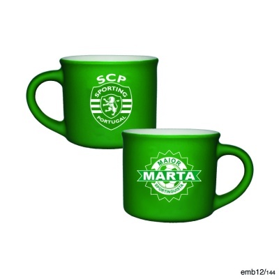 Duas canecas verdes com interior branco e logotipos relacionados com Sporting Portugal.